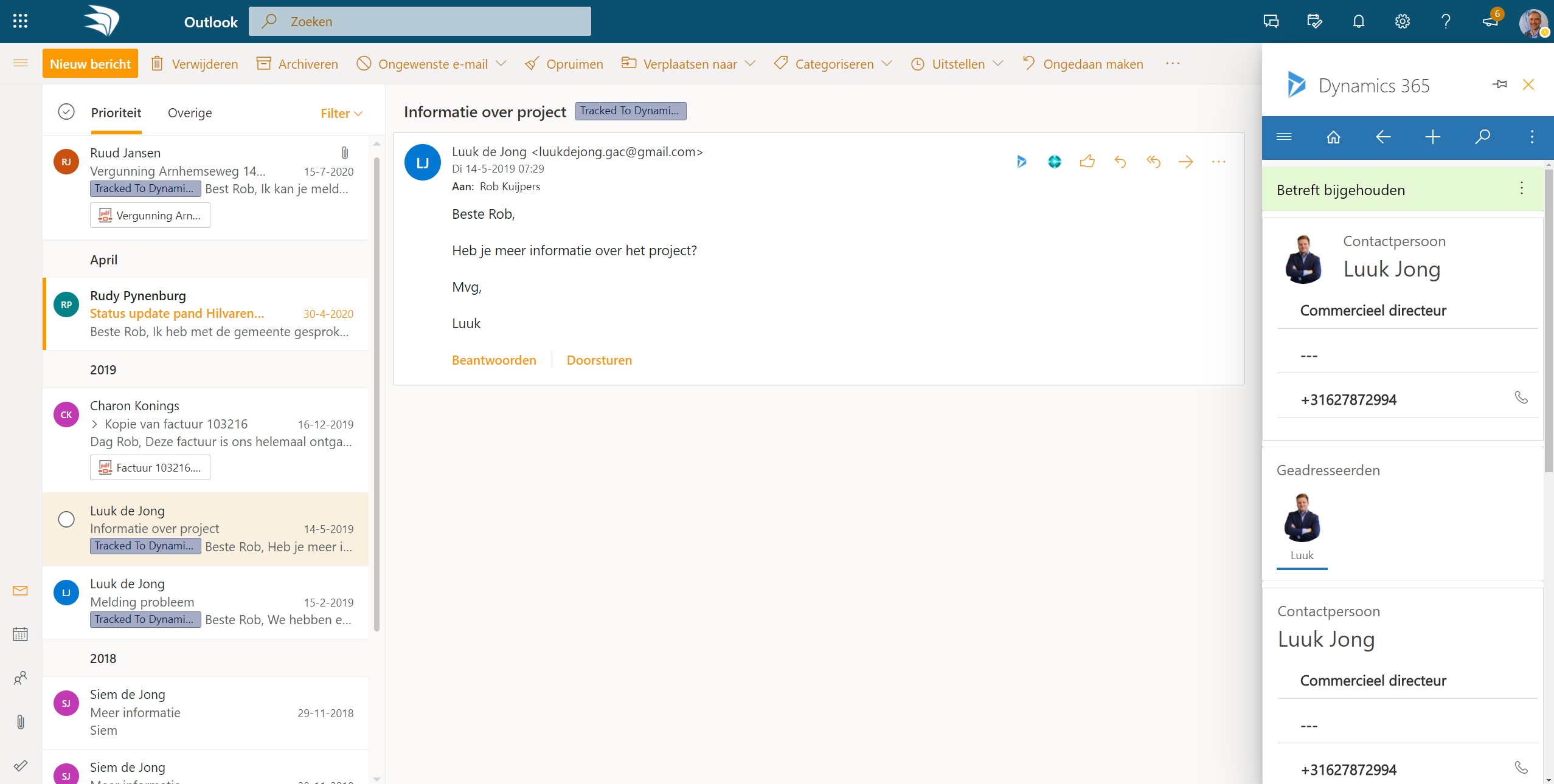 Outlook met Dynamics 365 Sales-gegevens naast een e-mail